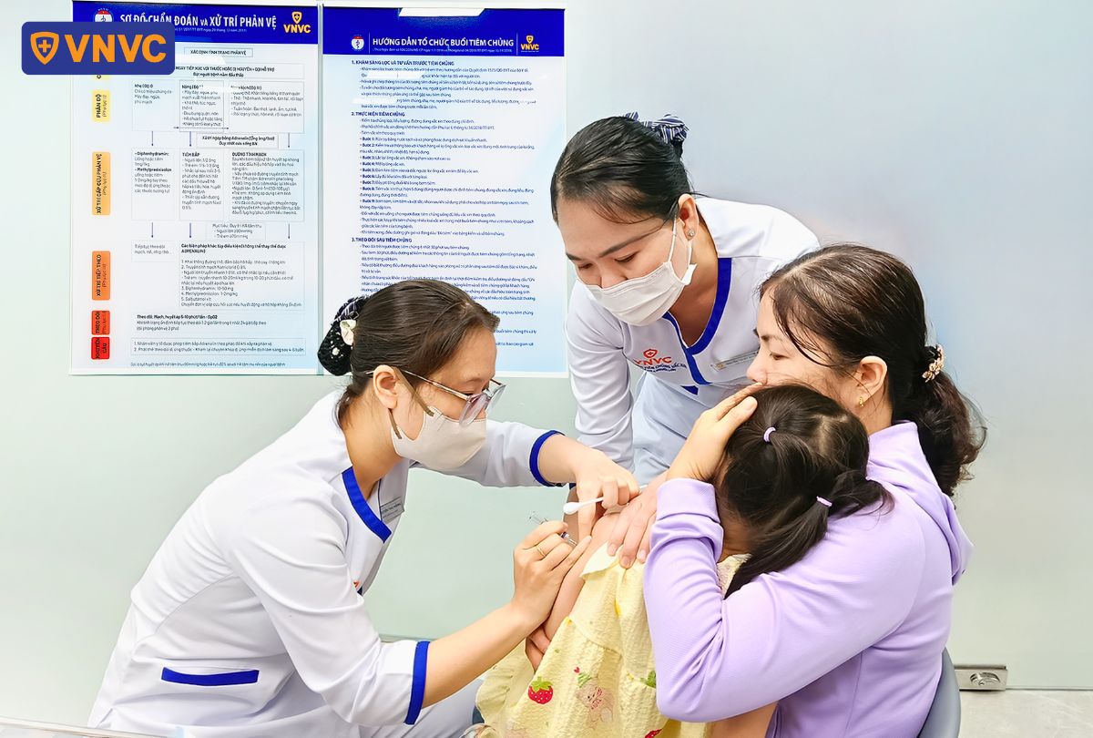 tiêm vắc xin phòng dại cho bé gái tại vnvc