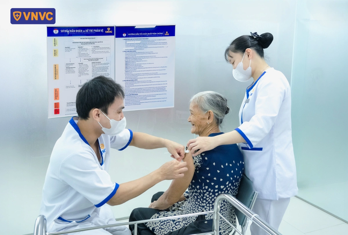 tiêm vaccine cho cụ già