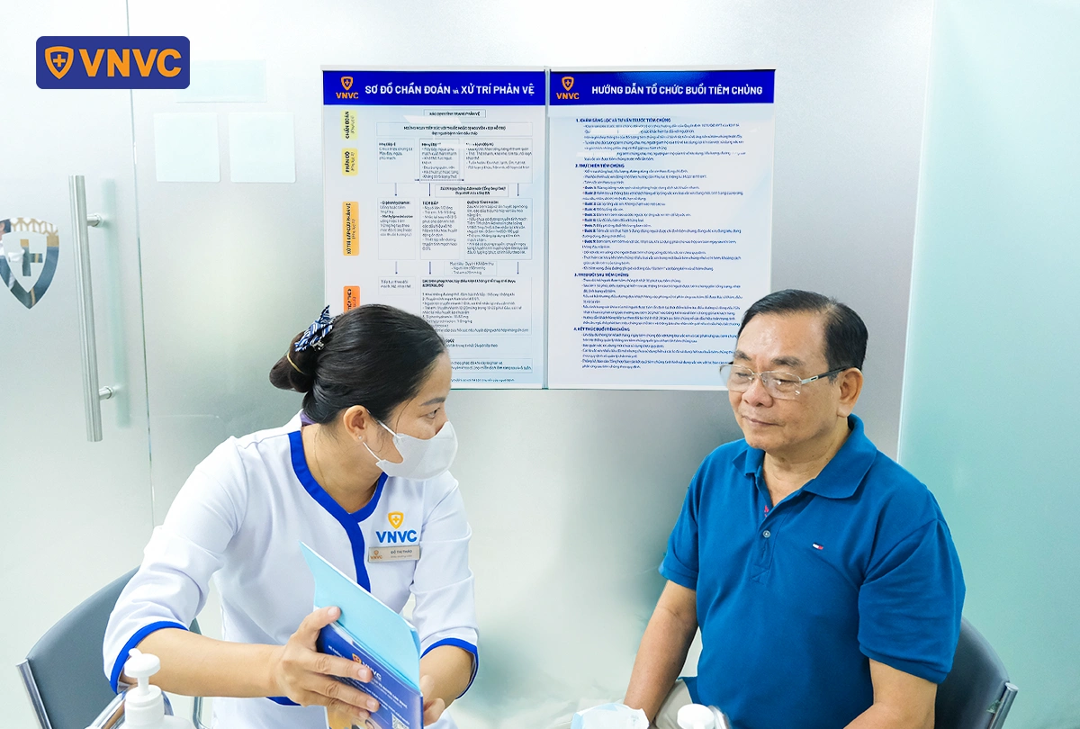 tiêm vacxin cho chú trung niên