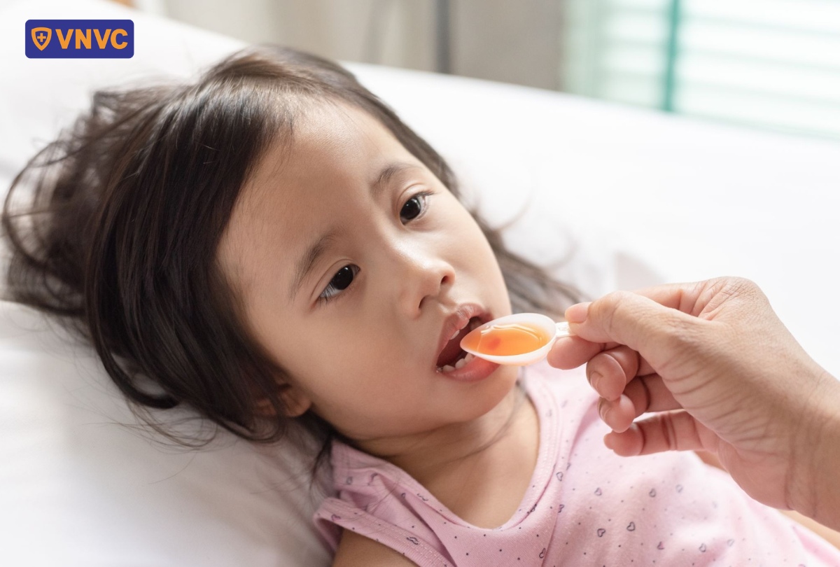 trẻ bị sốt xuất huyết chán ăn
