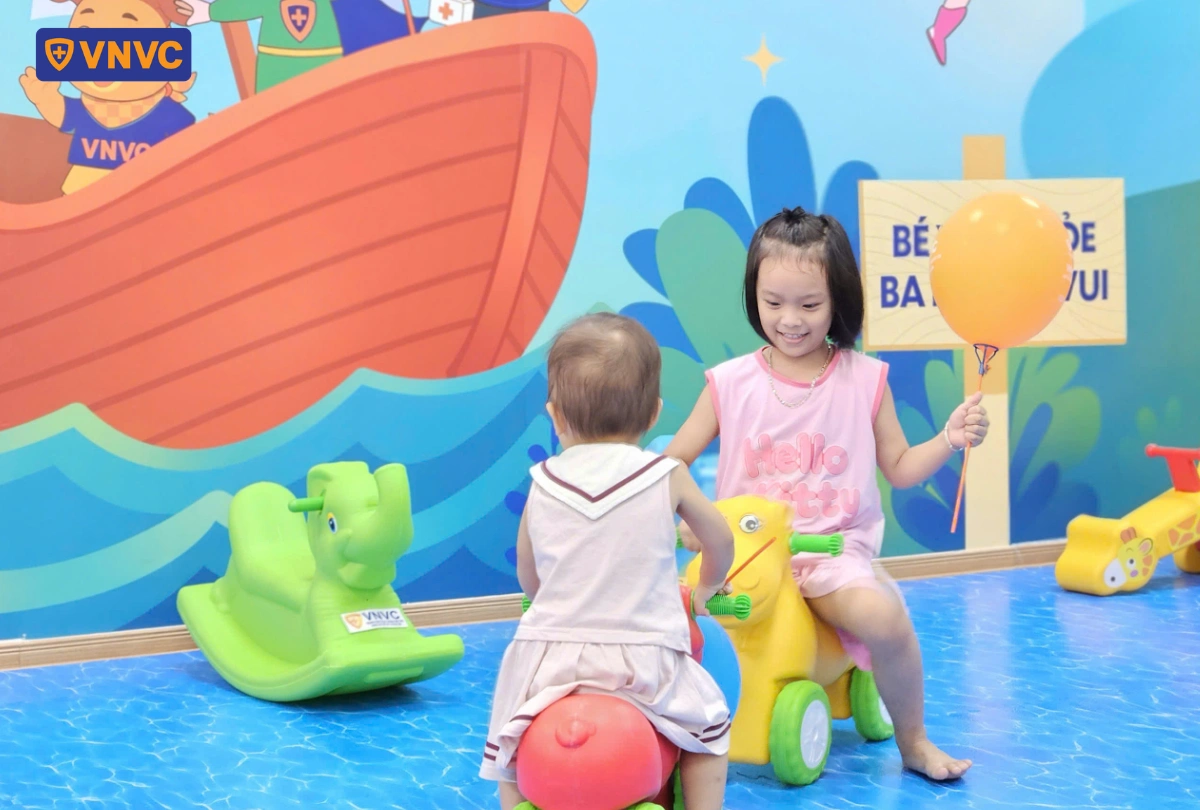 trẻ em chơi tại vnvc