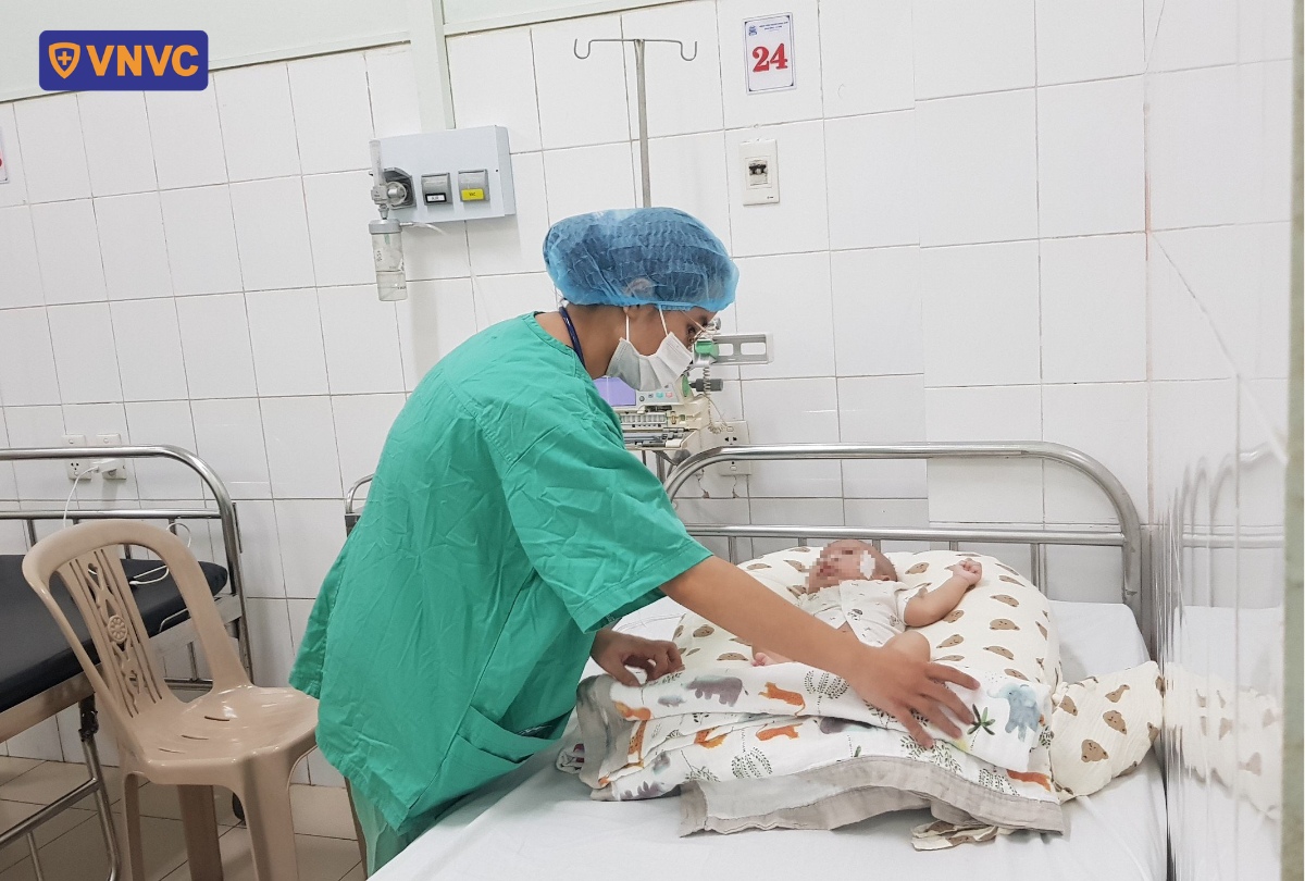 trẻ nhập viện do mắc ho gà