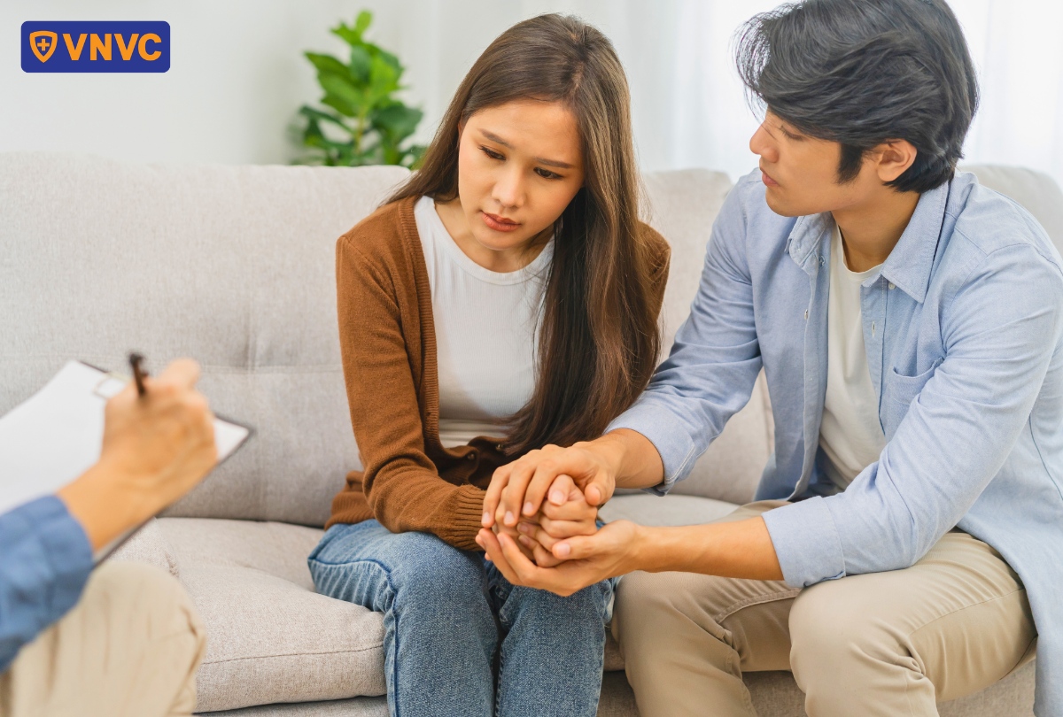 vợ chồng nghe bác sĩ tư vấn