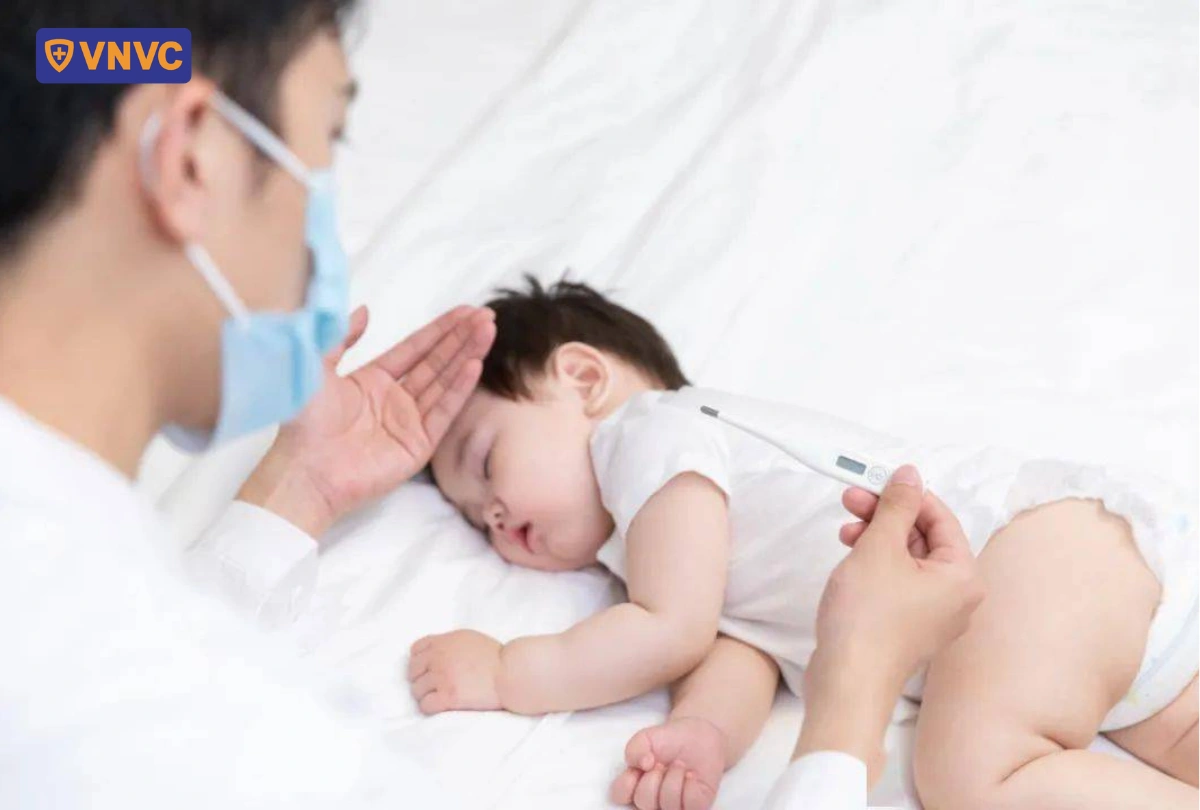 bác sĩ đo nhiệt độ cho trẻ nhỏ