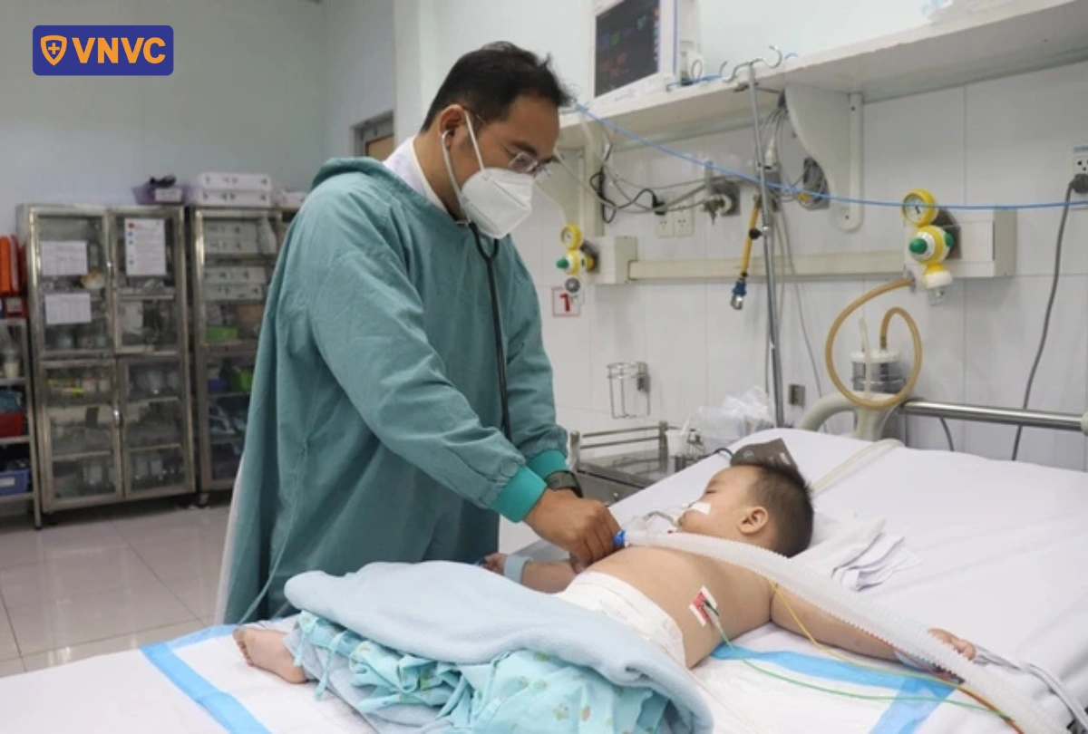 bác sĩ khám bệnh nhi