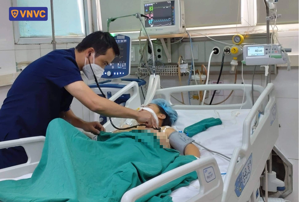 bác sĩ khám cho bệnh nhân