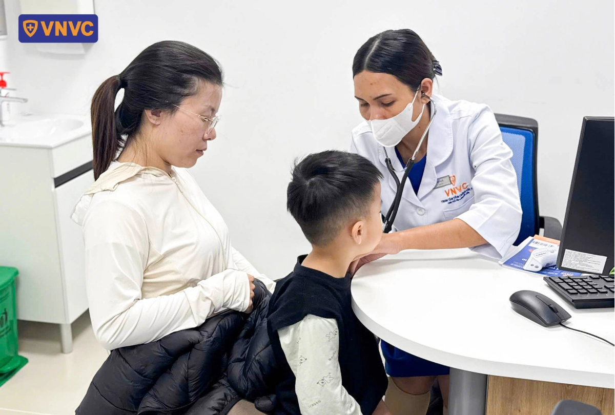 bác sĩ khám sàng lọc cho bé