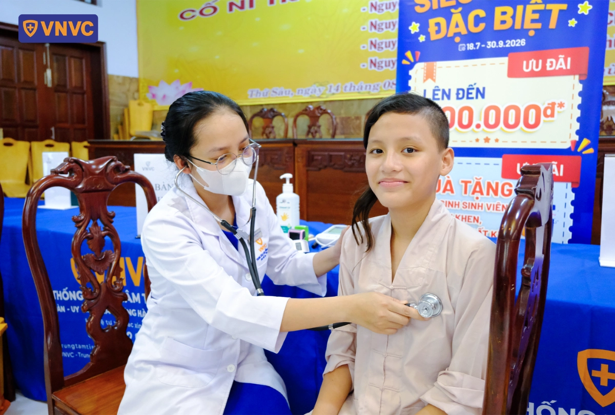 bác sĩ khám sàng lọc cho chú tiểu