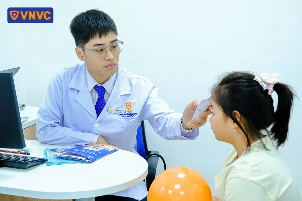 bác sĩ khám sàng lọc trước khi tiêm