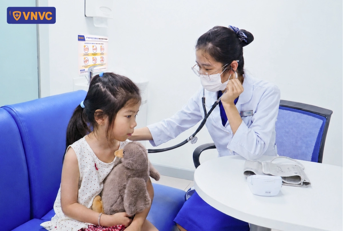 bác sĩ khám sàng lọc trước tiêm chủng