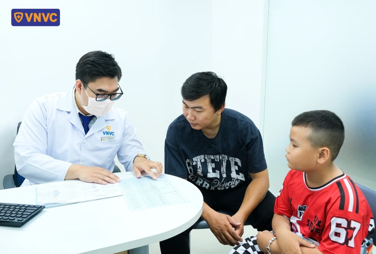 bác sĩ tiêm chủng khám sàng lọc