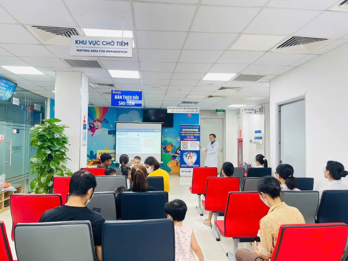 bác sĩ tư vấn các vắc xin quan trọng cho trẻ sơ sinh