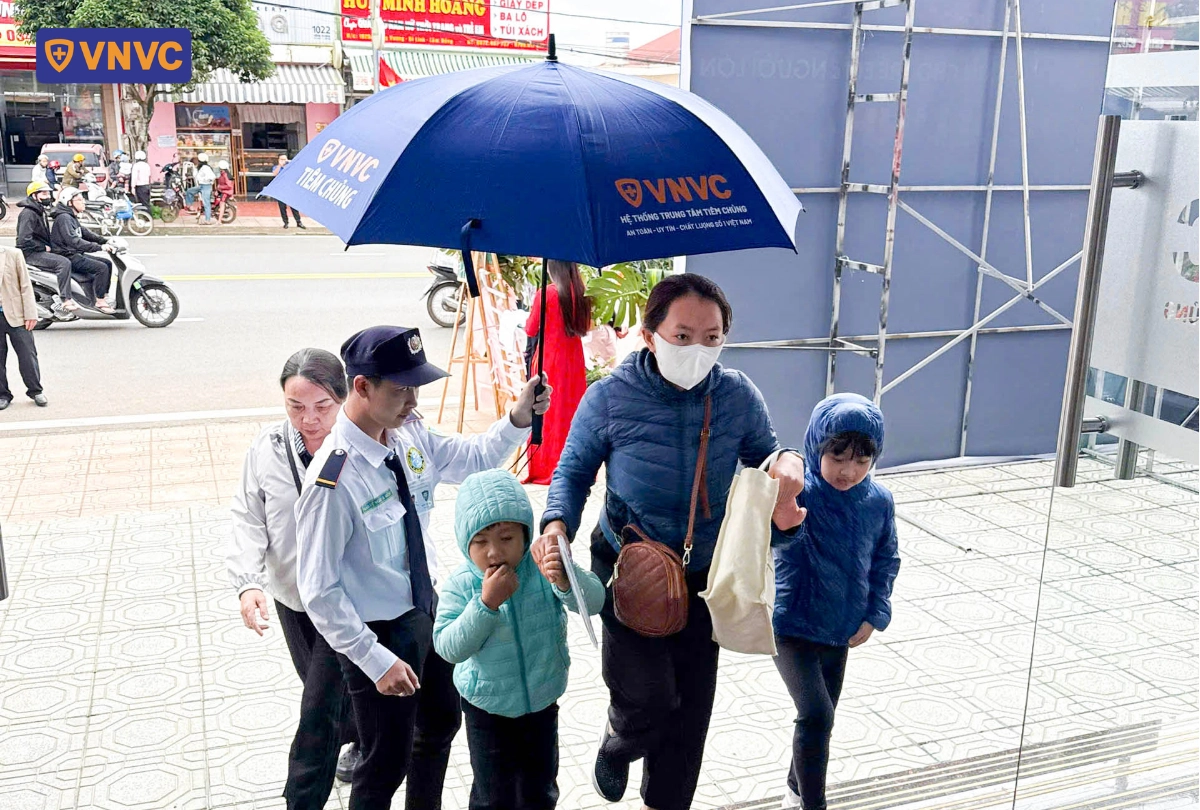 bảo vệ che dù cho khách
