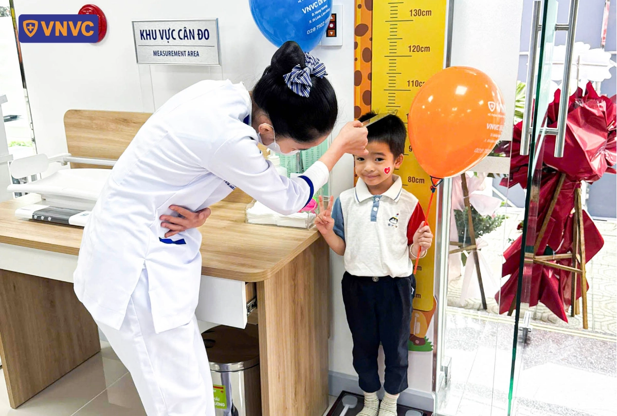 bé đo chiều cao