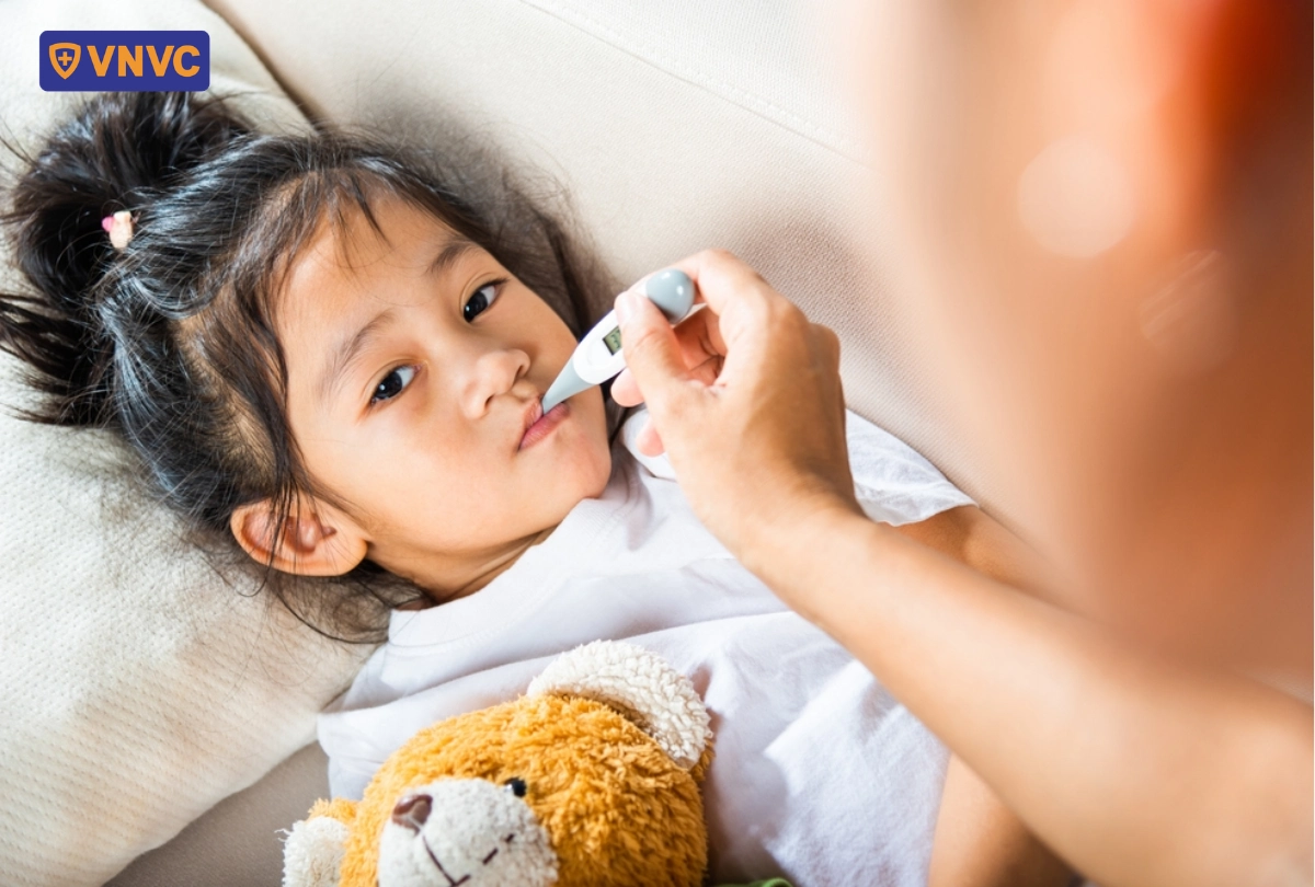 bé gái bị sốt