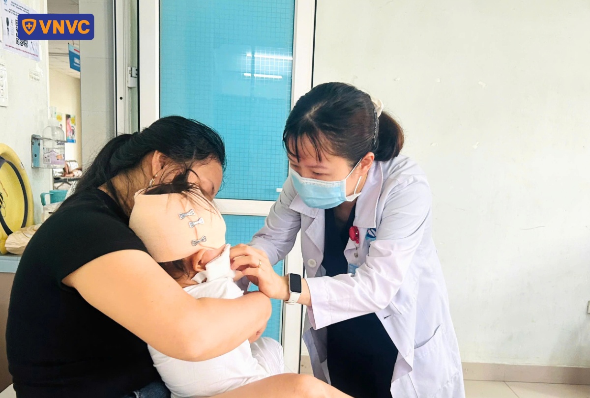 bé trai bị chó cắn nhưng không tiêm phòng dại