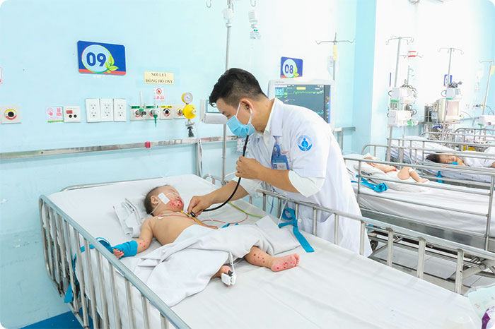 Bác sĩ thăm khám bệnh nhi mắc tay chân miệng tại Bệnh viện Nhi đồng 1