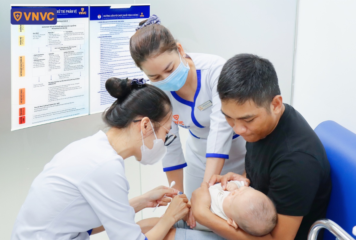 bố đưa trẻ sơ sinh đi tiêm phòng