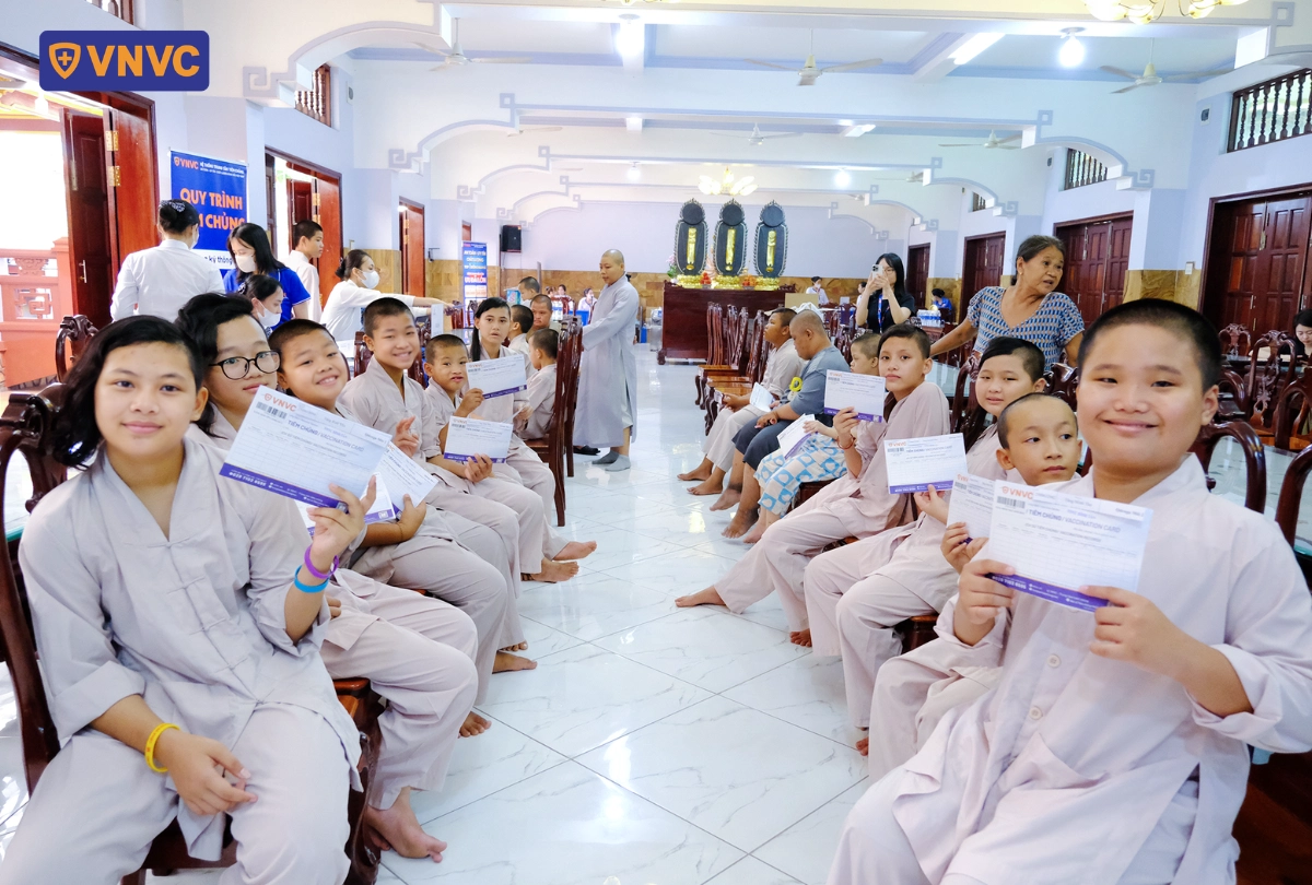 các chú tiểu chùa từ hạnh
