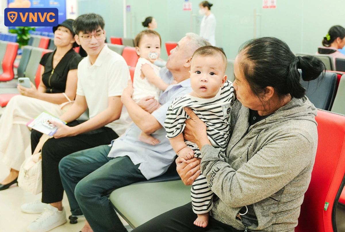 các em bé đợi tiêm