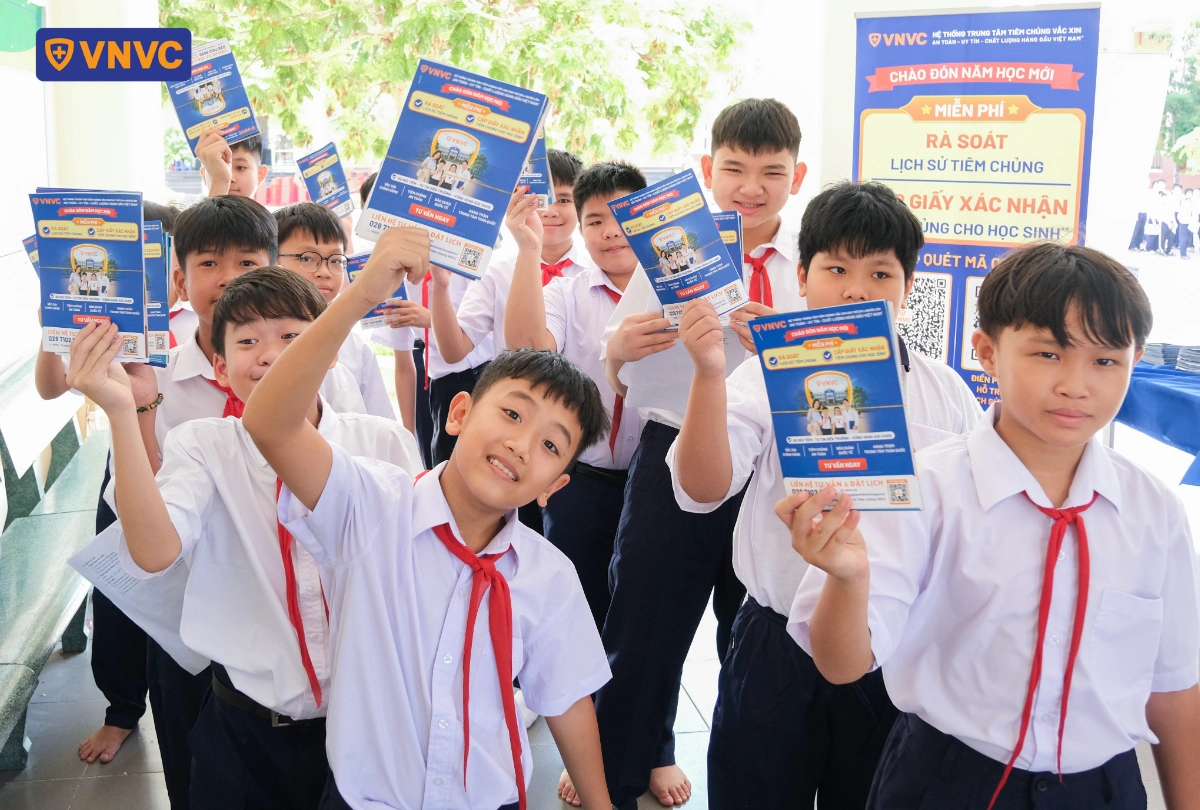 các em học sinh khoe sổ tiêm chủng