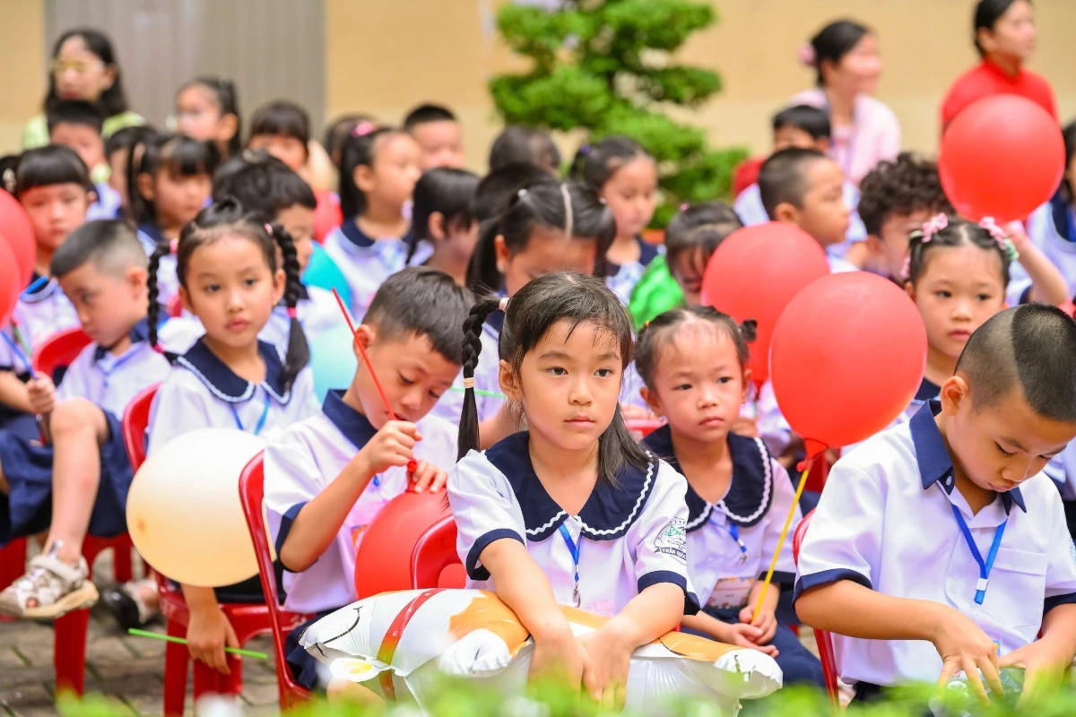 các em học sinh ngồi tập trung