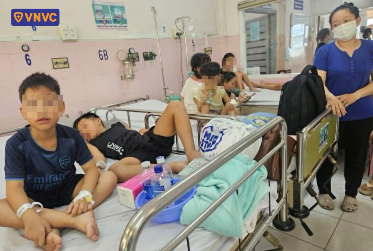 các học sinh bị ngộ độc thực phẩm