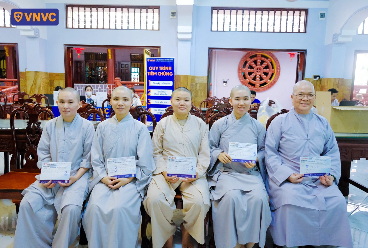 các ni cô chùa từ hạnh