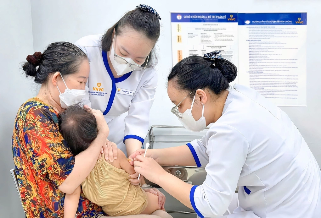 chích vaccine cho em nhỏ