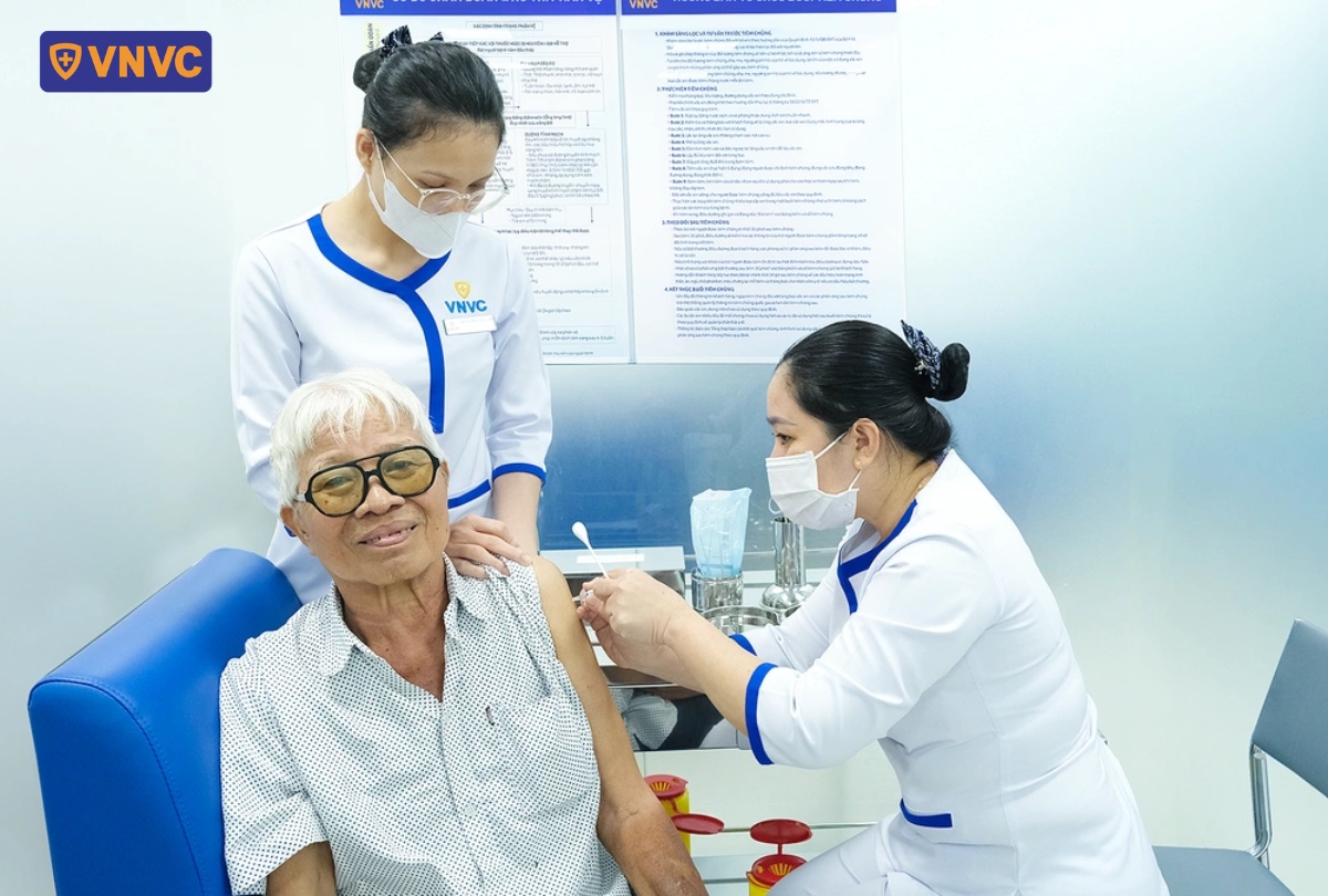 cụ già tiêm vắc xin phòng zona