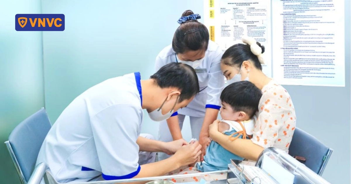 điều dưỡng tiêm phòng cho bé
