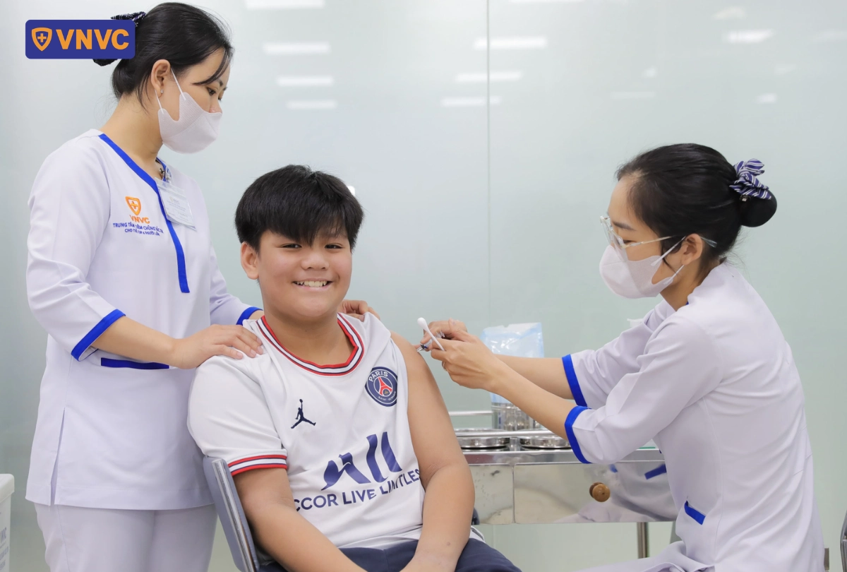điều dưỡng tiêm vắc xin cho bé trai