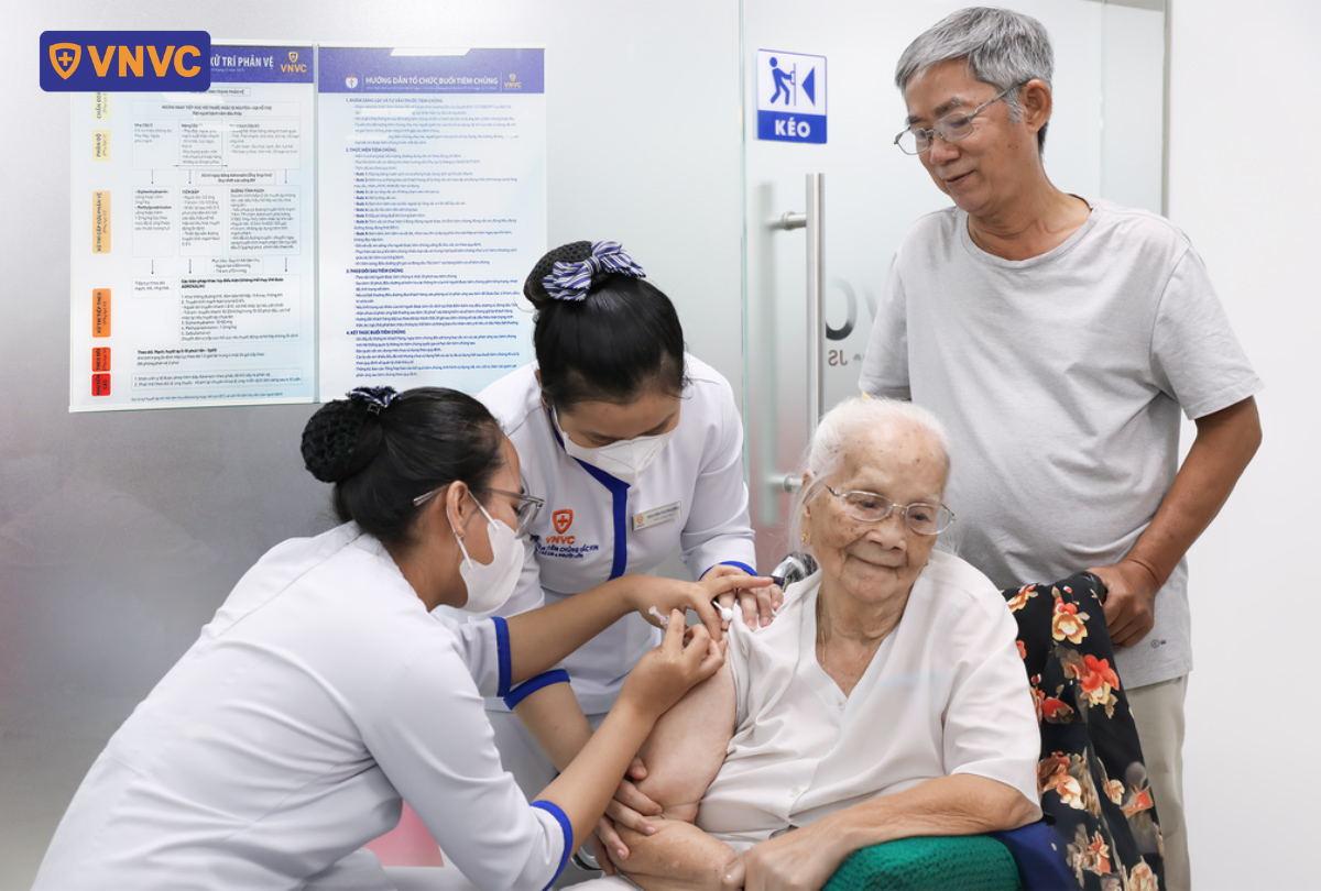 điều dưỡng tiêm vắc xin cho người lớn tuổi