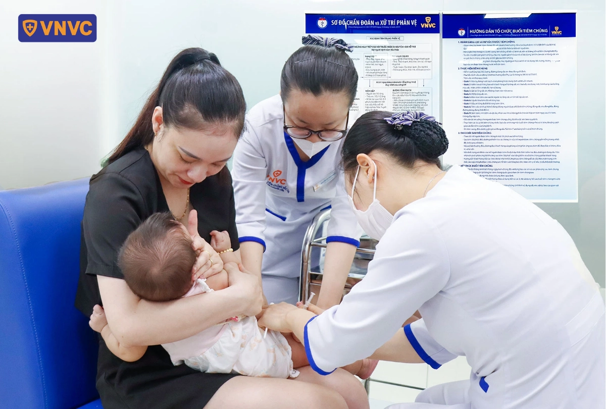 điều dưỡng tiêm vắc xin tay chân miệng