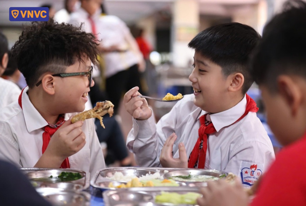 học sinh ăn uống ở trường học
