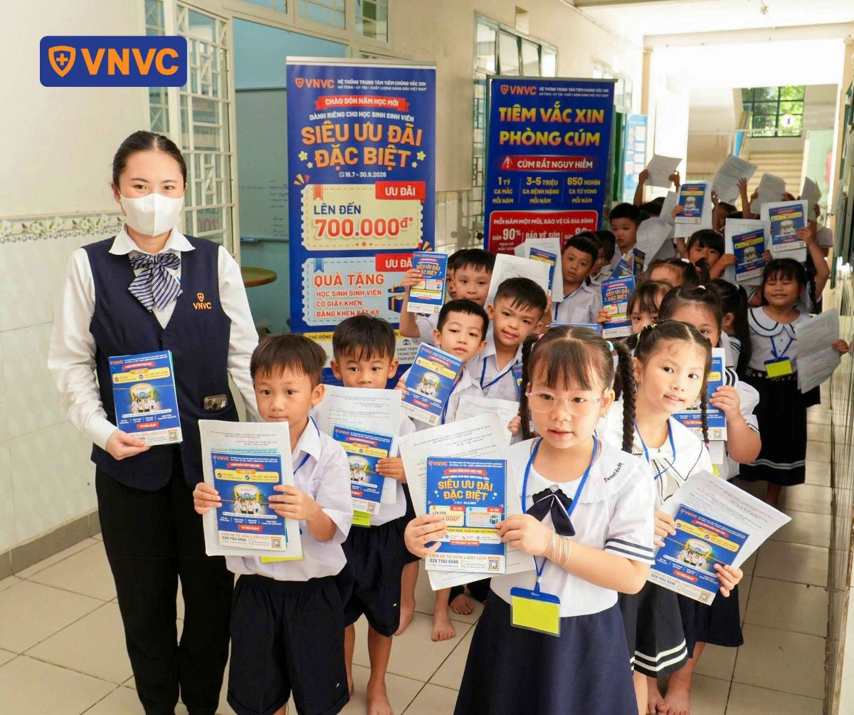 học sinh xếp hàng