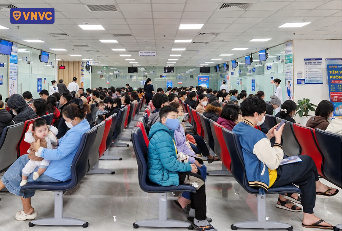 khách hàng chờ tiêm tại vnvc phú yên