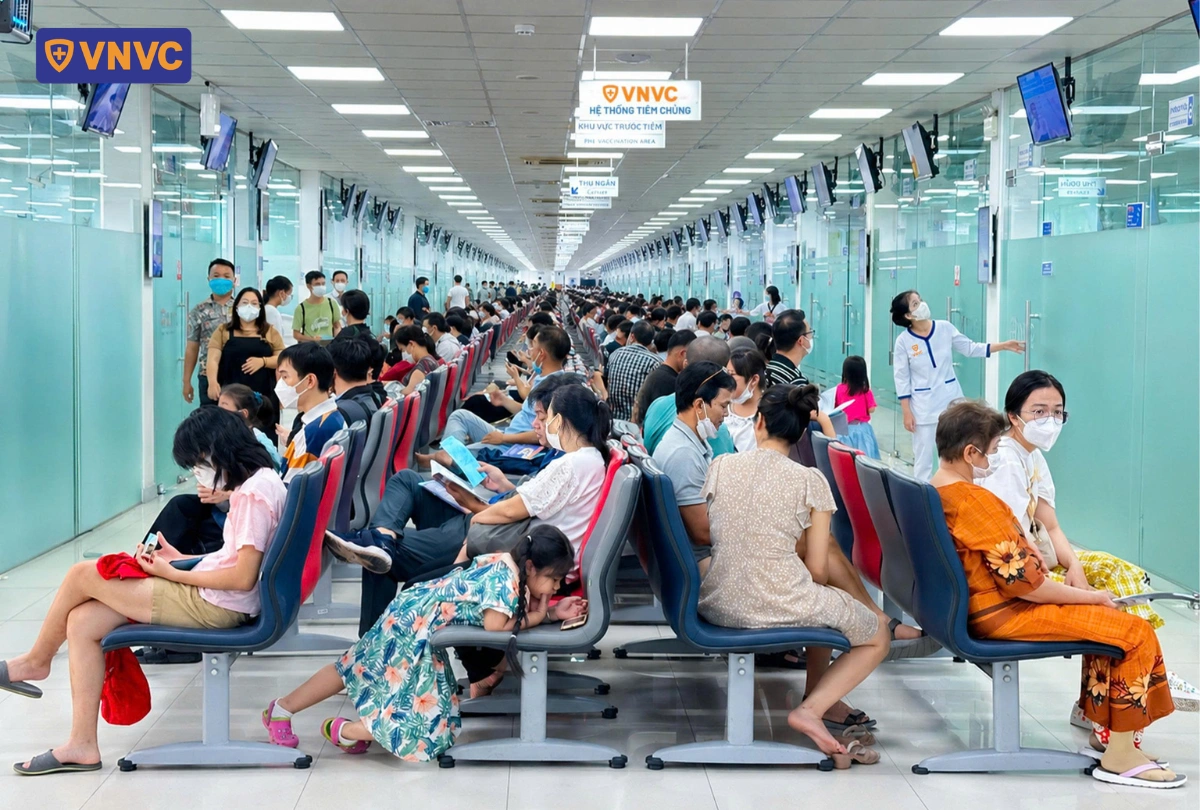 khách hàng đợi đến lượt tiêm