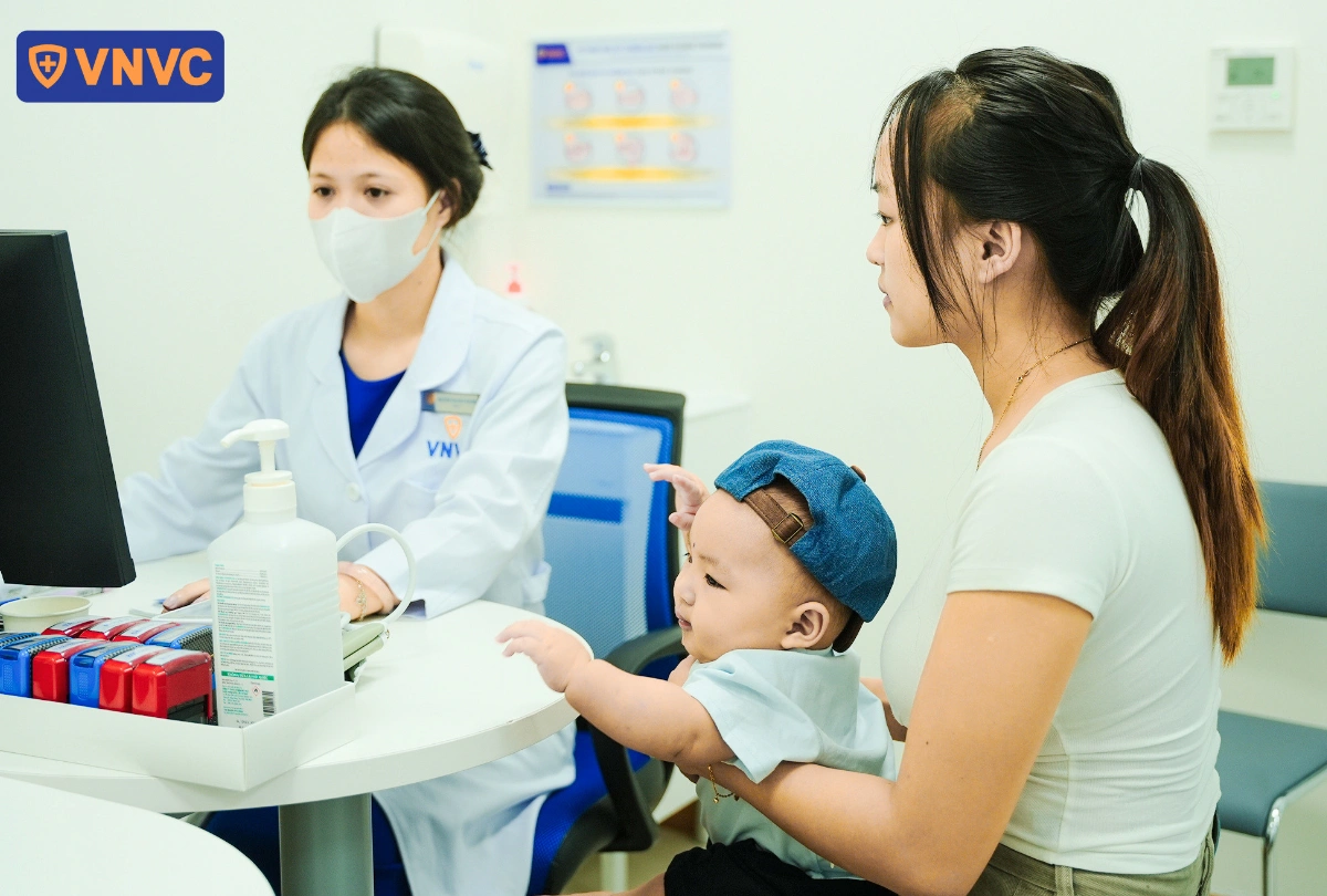 khám sàng lọc cho em bé trai trước tiêm