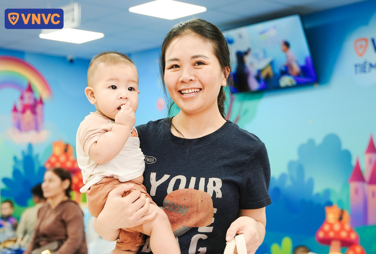 mẹ ẵm bé tại khu chơi vnvc