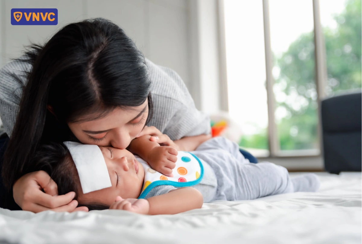 mẹ chăm sóc con bị tay chân miệng