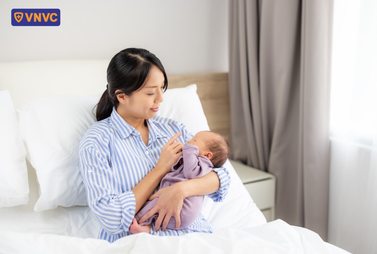 mẹ đang cho con bú