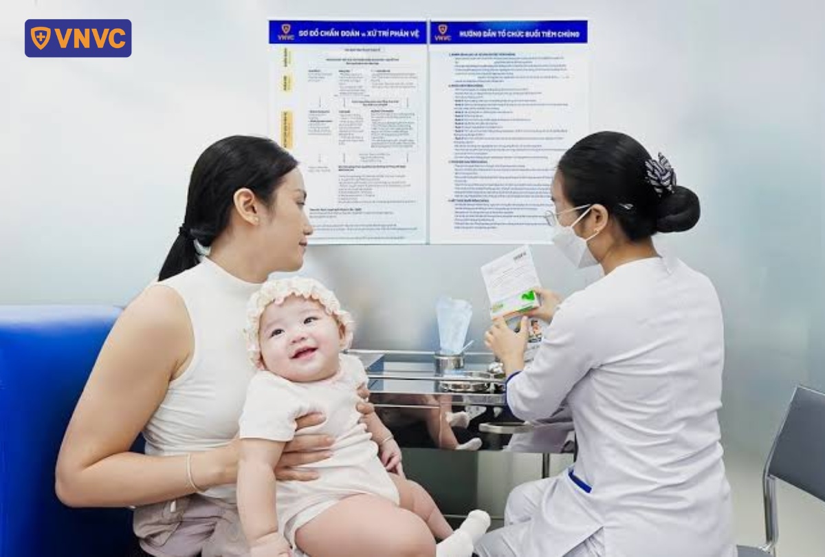 mẹ đưa bé đi tiêm phòng sốt xuất huyết