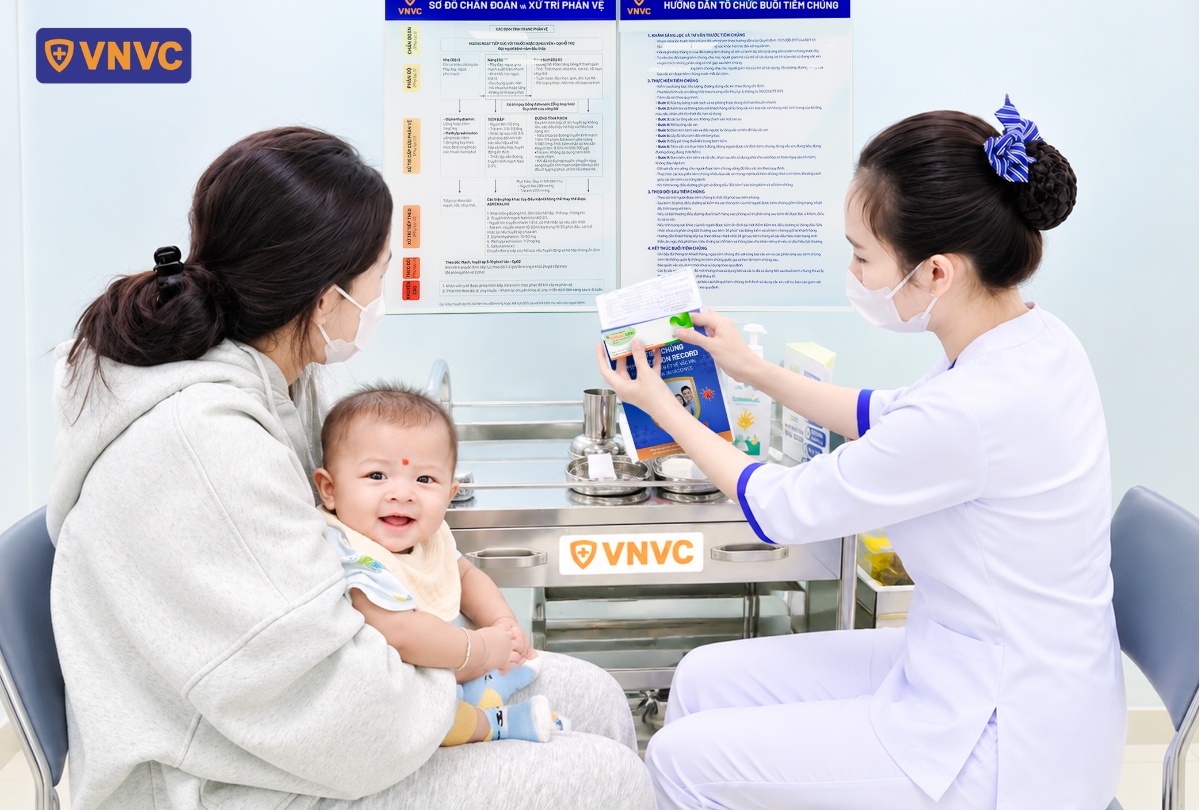 mẹ đưa bé đi tiêm vắc xin tay chân miệng