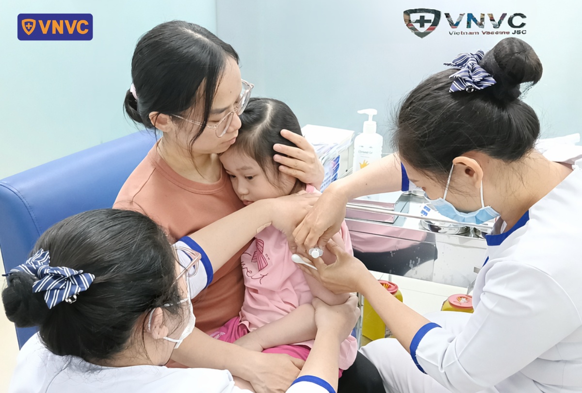 mẹ nhanh chóng dẫn bé đi tiêm phòng cúm