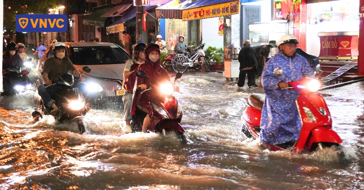 Mưa lớn, bầu trời mờ đục, bệnh hô hấp gia tăng ở trẻ nhỏ