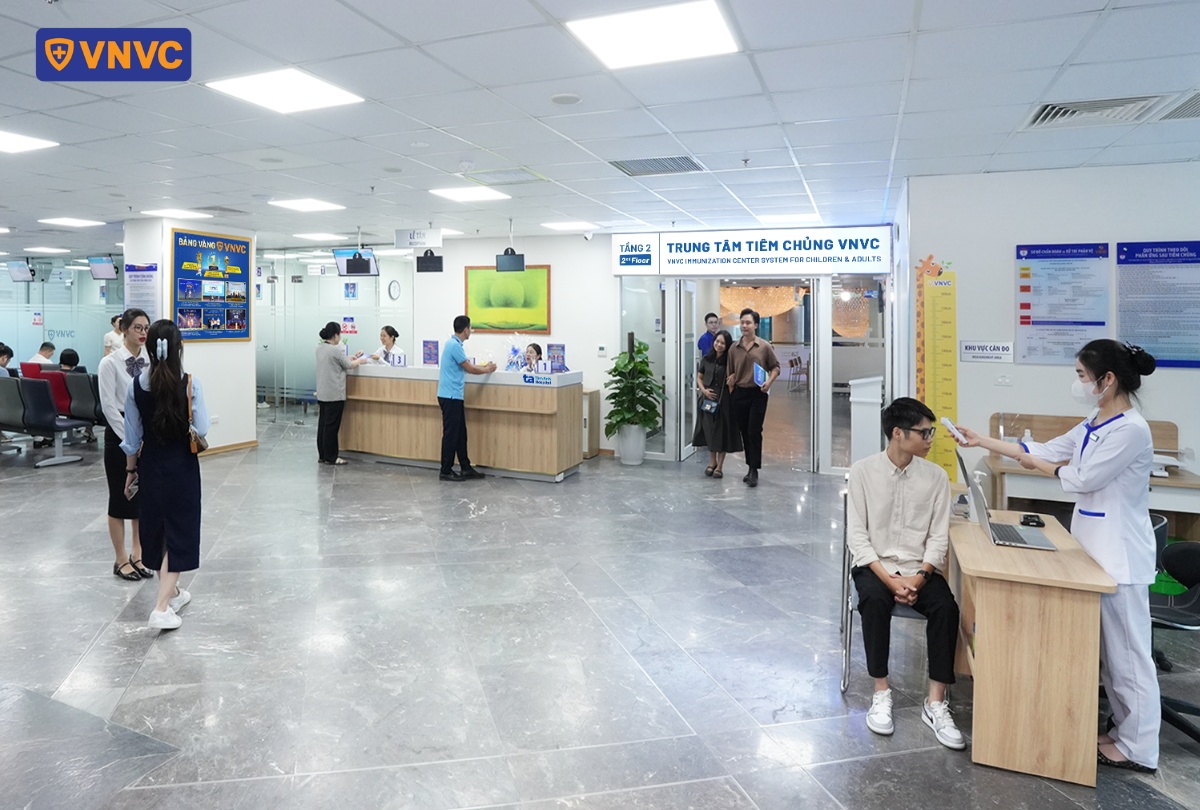 người dân khám tay chân miệng
