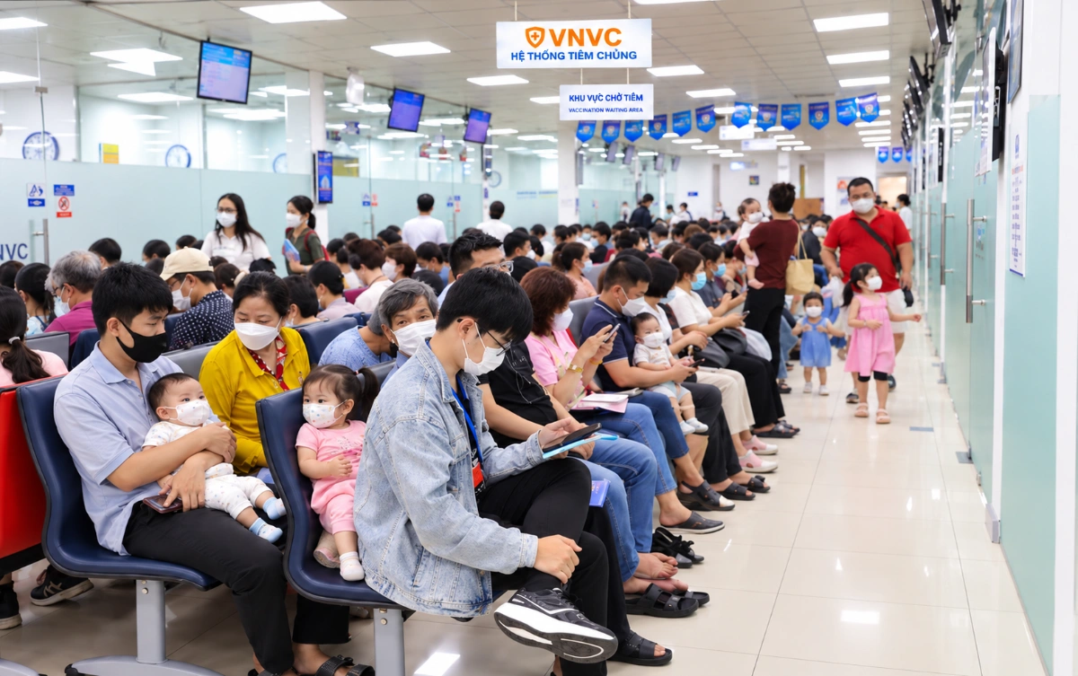 người dân ngồi chờ tiêm