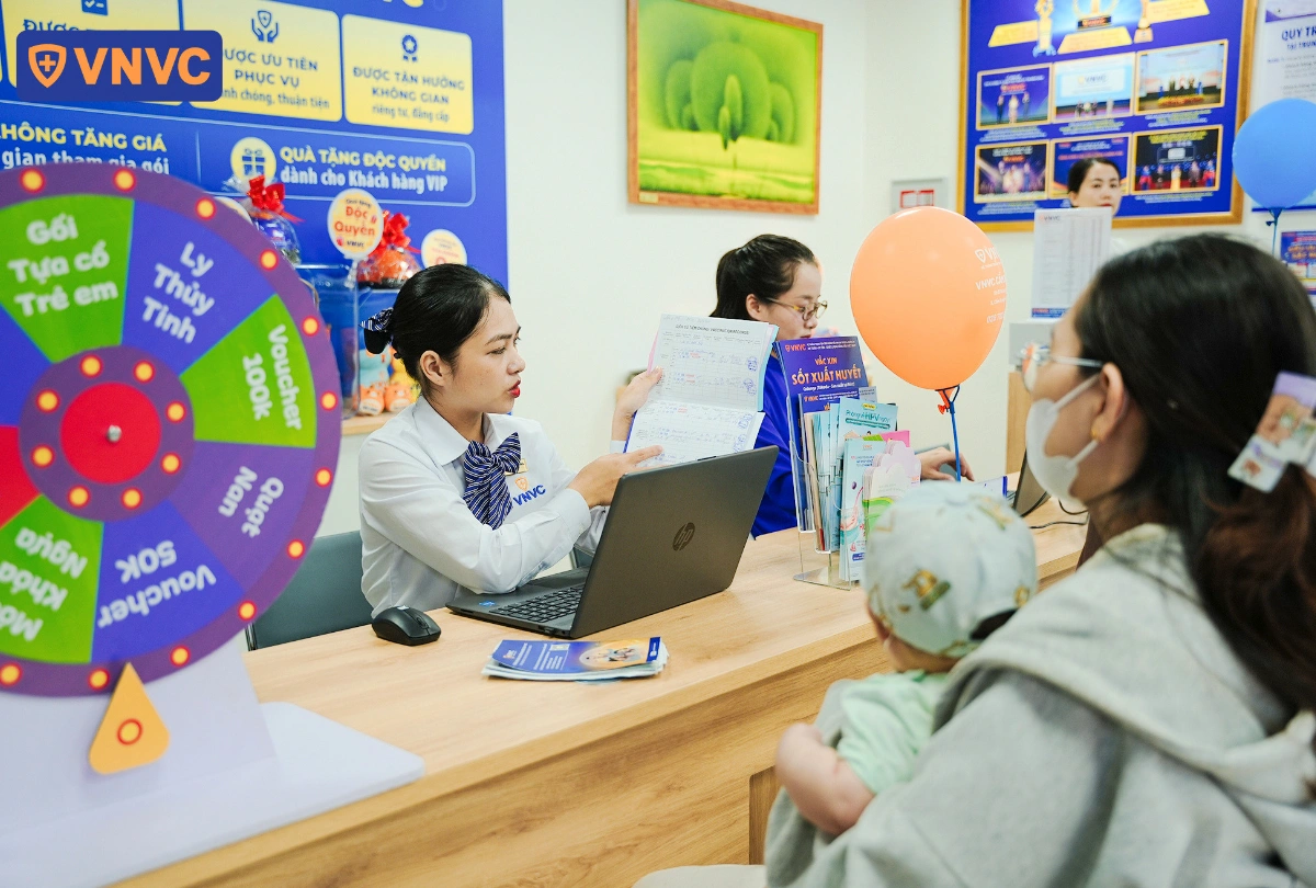 nhân viên hướng dẫn cho người đi tiêm