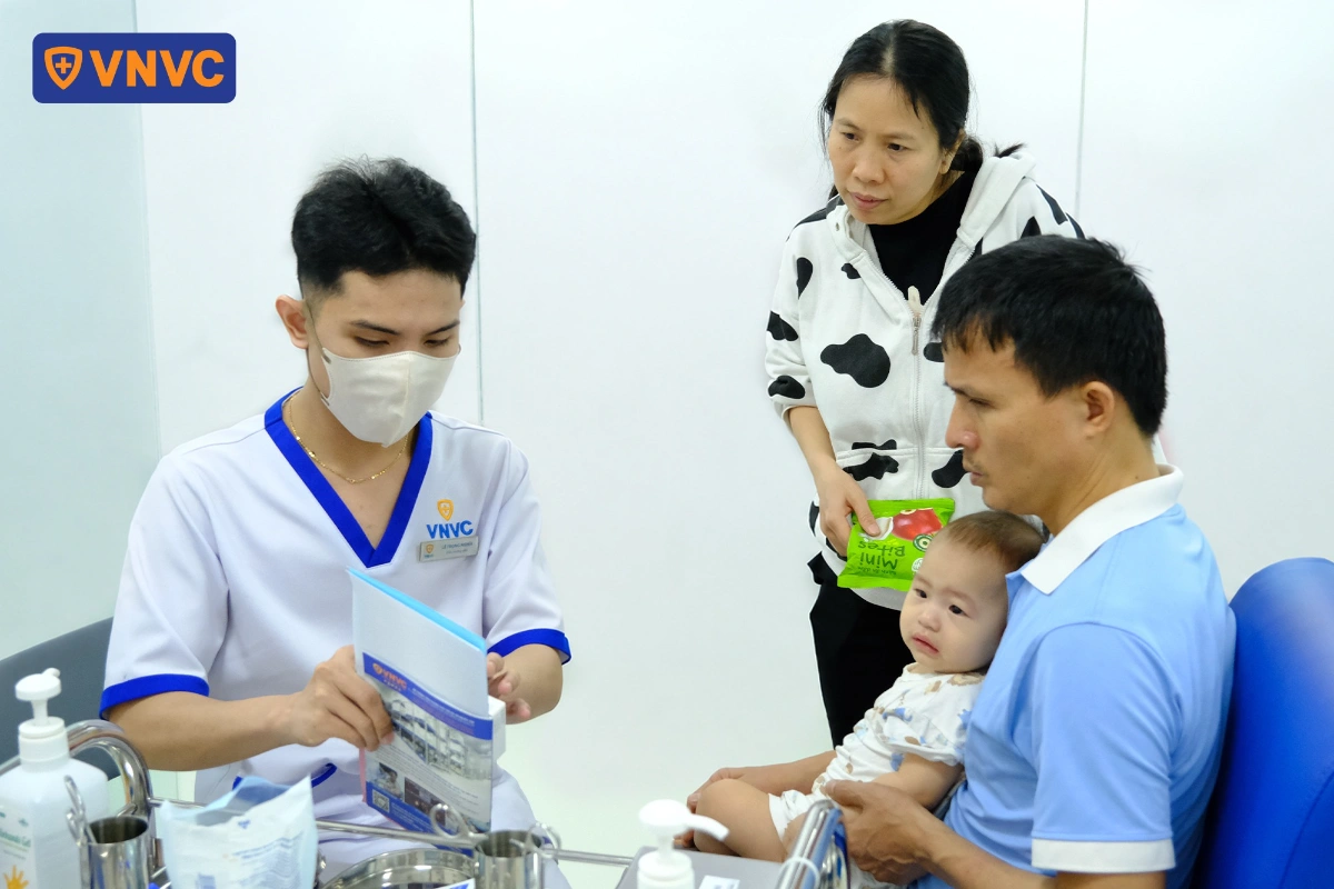 nhân viên hướng dẫn trước khi tiêm
